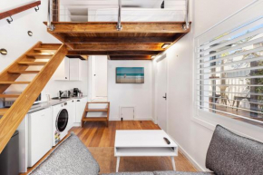 Cosy Loft Apartment in Mermaid walk to Beach
